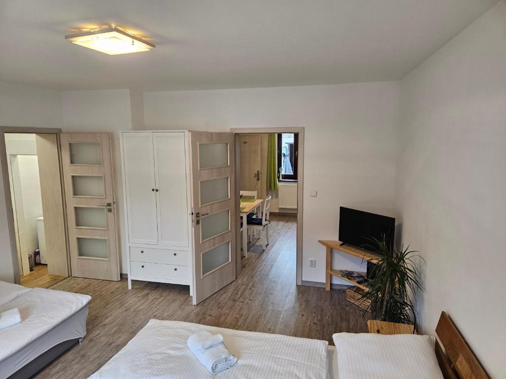 Postel nebo postele na pokoji v ubytování Apartmány Karolína - Kašperské Hory