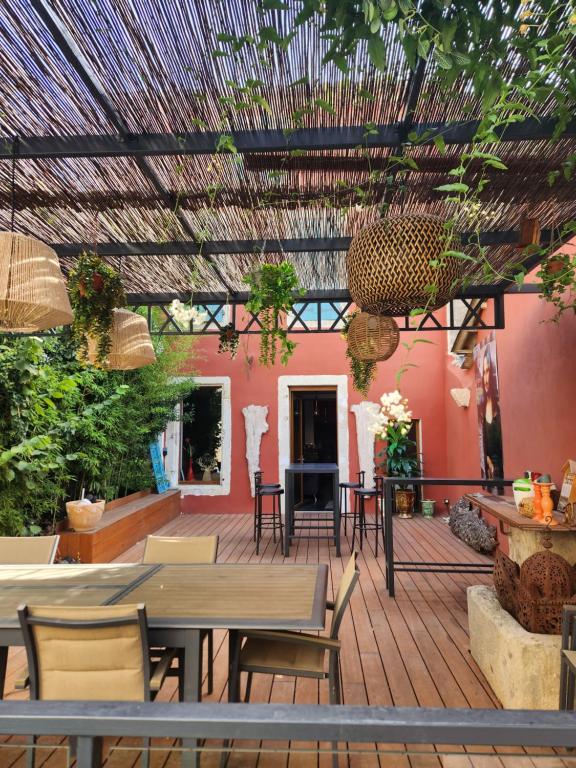 Patio nebo venkovní prostory v ubytování la bastide du soleil, gite avec piscine