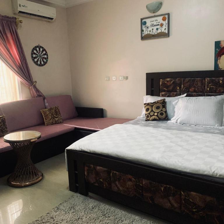 Postel nebo postele na pokoji v ubytování Health Plaza Abuja
