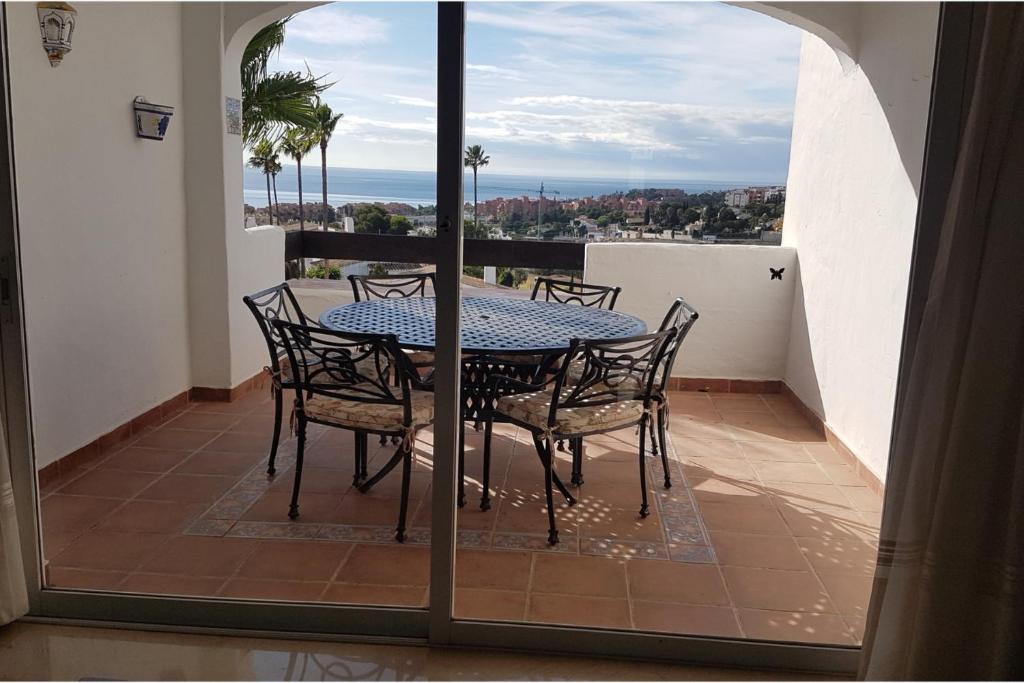 Μπαλκόνι ή βεράντα στο Modern Duquesa 2 Bed Outstanding view of sea golf