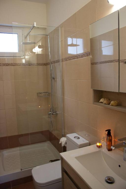 Koupelna v ubytování Maistro Suites With Pool, Matala