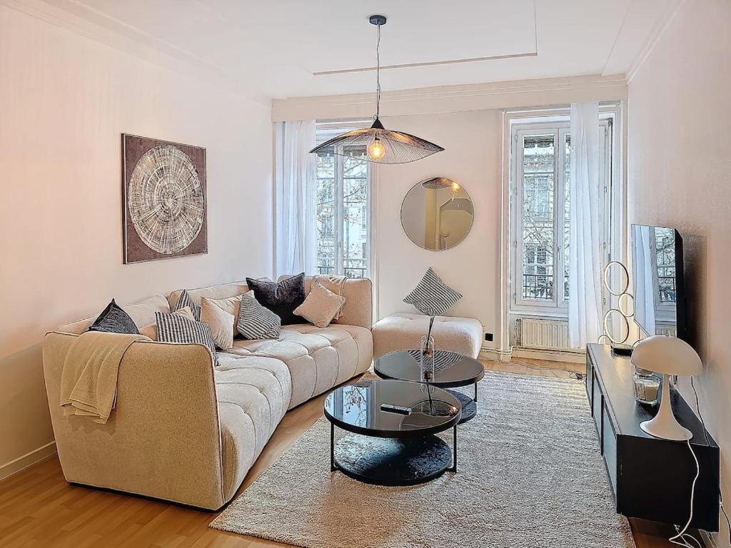 un salon avec un canapé et une table dans l'établissement Le Carré Or Lyon 6 Boulevard des Belges , 2 Bedrooms, à Lyon