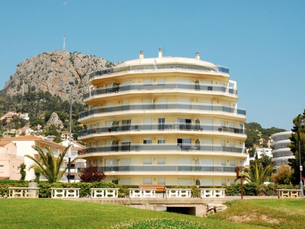 Beachfront Apartment in Estartit with Garden