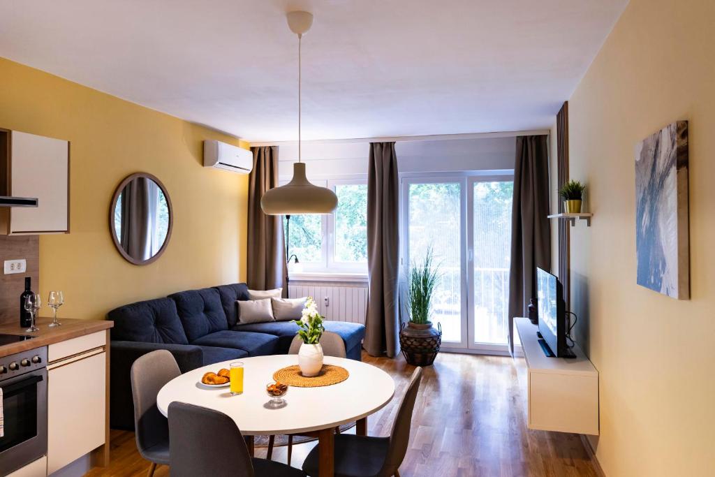 Flexible SelfCheckIns Zagreb 250 - 2 Bedroom Apartment - WiFi- Keybox Entry