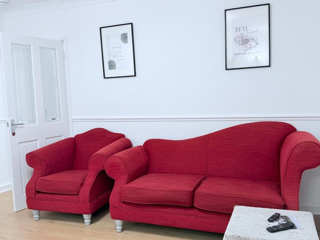 福尔柯克RF-Entire House-Central Scotland-Falkirk, Self-Check-in , Pet-friendly and with Parking的客厅里一张红色的沙发,配有桌子