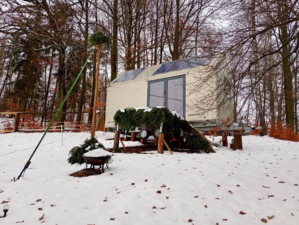 Wonderful Tiny house Hootka with fabulous view near Semily v zimě
