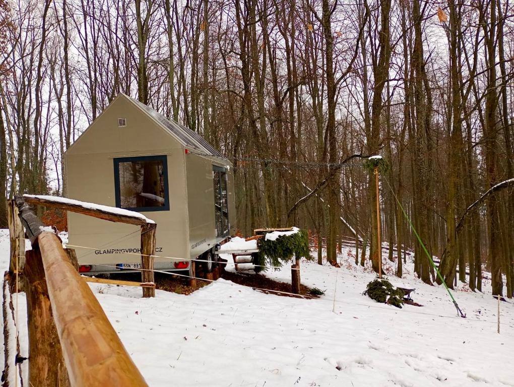 Wonderful Tiny house Hootka with fabulous view near Semily v zimě