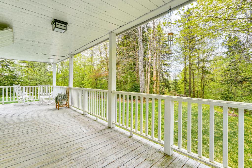 eine Veranda eines Hauses mit Blick auf den Wald in der Unterkunft 8 Mi to Mount Snow Rustic Marlboro Cottage in Brattleboro