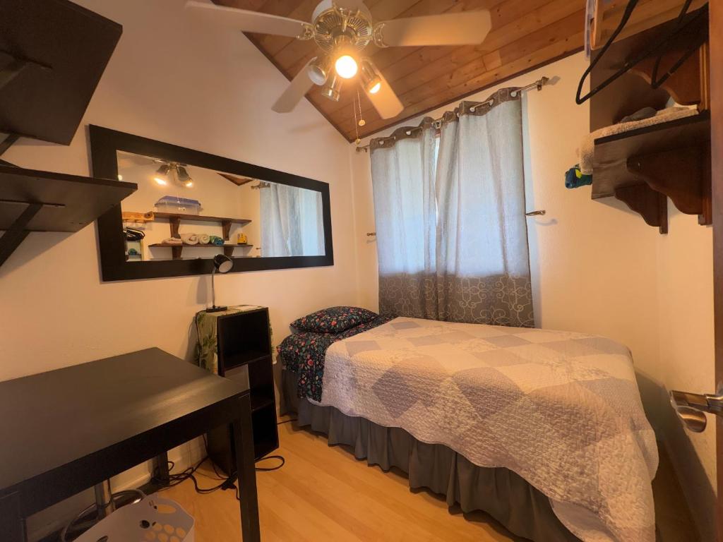 Postel nebo postele na pokoji v ubytování Hawaiian Ohana Home