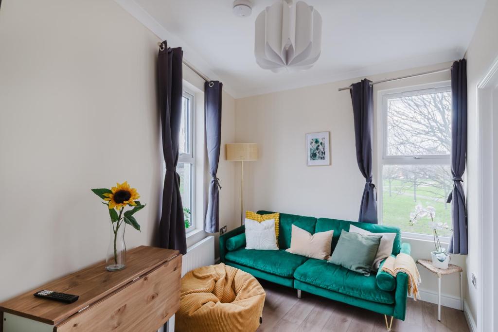 Posezení v ubytování Modern Cosy Corner Flat 3 bed and loft sleep 7 people
