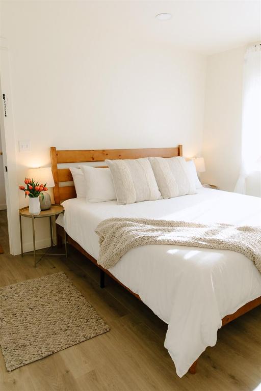 a bedroom with a large bed with white sheets and pillows at Cozy Downtown Havens in Moscow