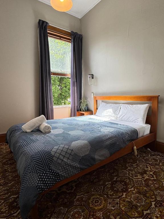 Postel nebo postele na pokoji v ubytování Gladstone Hotel