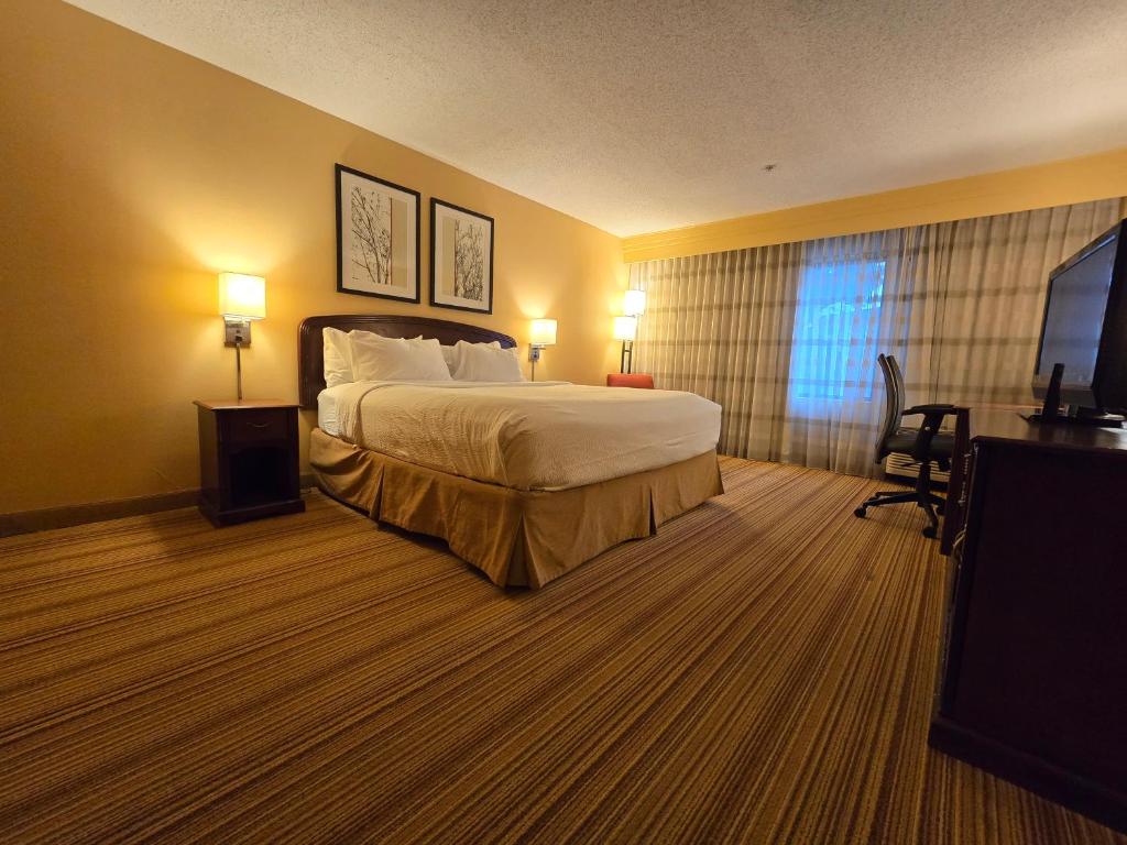 Country Inn & Suites by Radisson, Convention Center - King Room - Accessible