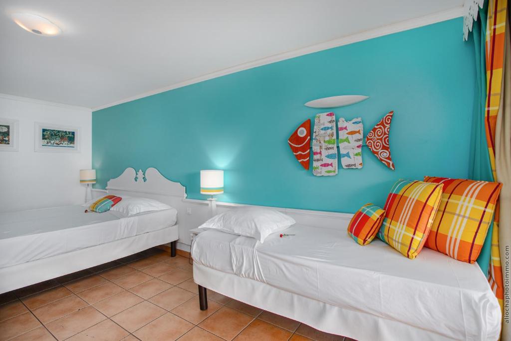 Postel nebo postele na pokoji v ubytování Studio Premium vue Mer et Piscine, résidence de vacances