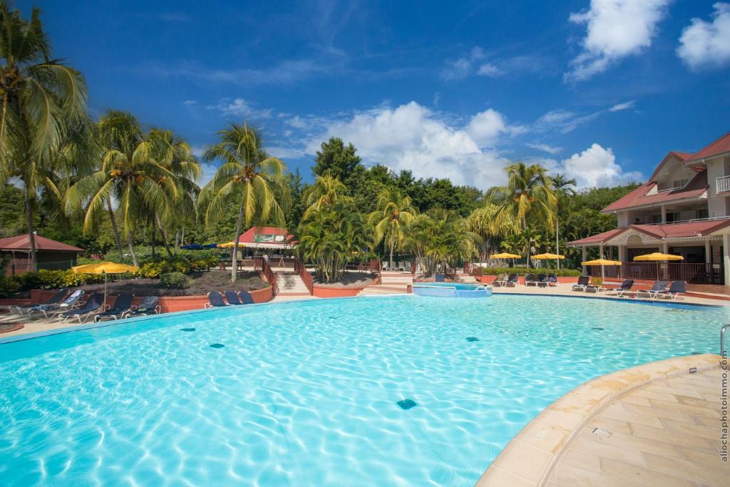 Bazén v ubytování Studio Premium vue Mer et Piscine, résidence de vacances nebo v jeho okolí