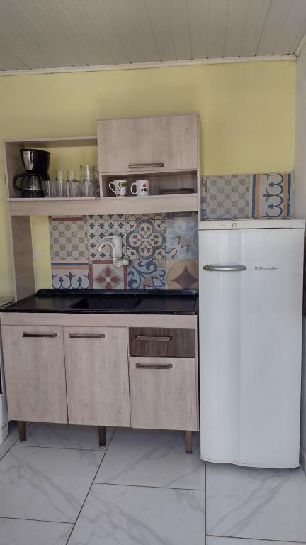 Kuchyň nebo kuchyňský kout v ubytování Santos house casa com dois quartos