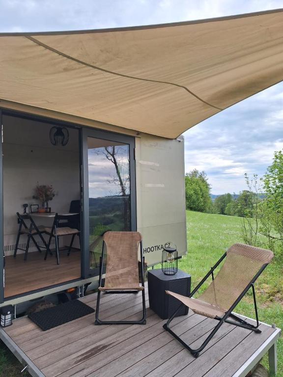 Balkón nebo terasa v ubytování Wonderful Tiny house Hootka with fabulous view near Semily