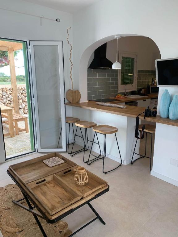 - une cuisine avec une table au milieu d'une pièce dans l'établissement Cales de Menorca 6, à Cala Blanca