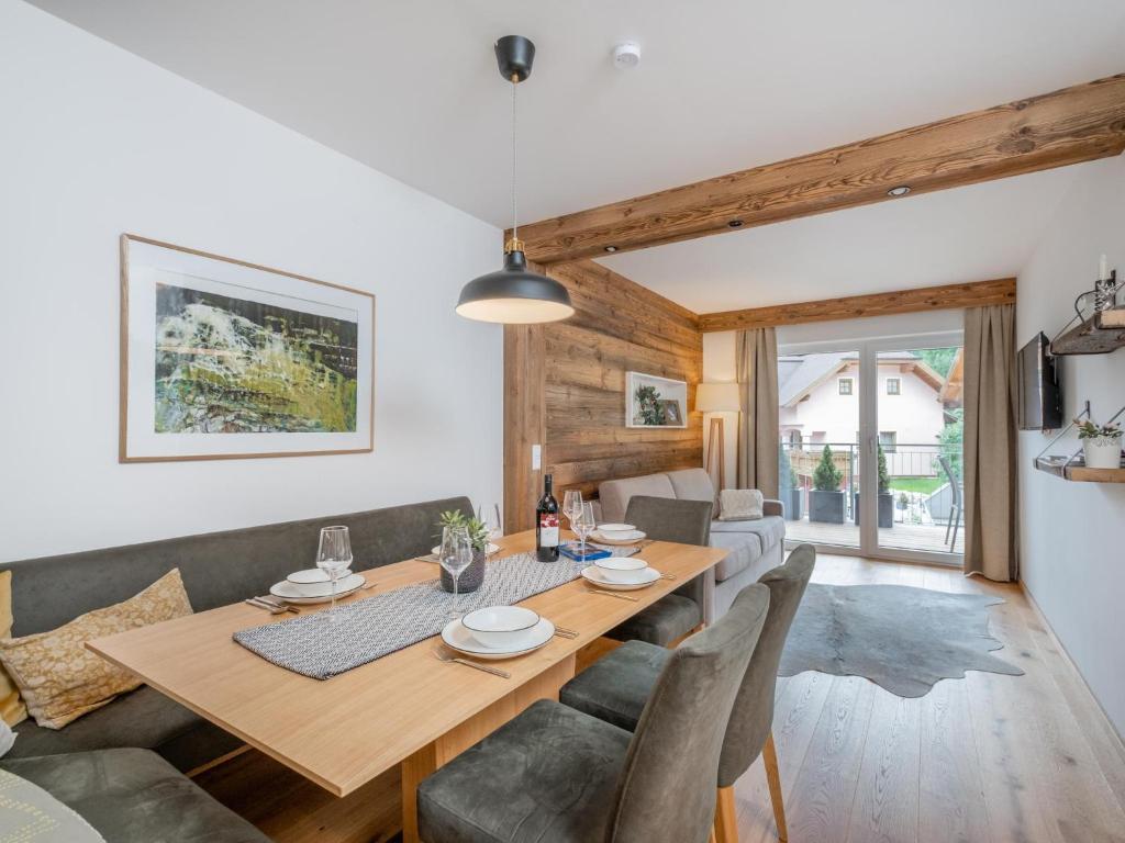jadalnia z drewnianym stołem i krzesłami w obiekcie Ski Nature Apartment Lungau Top 8 w mieście Mauterndorf