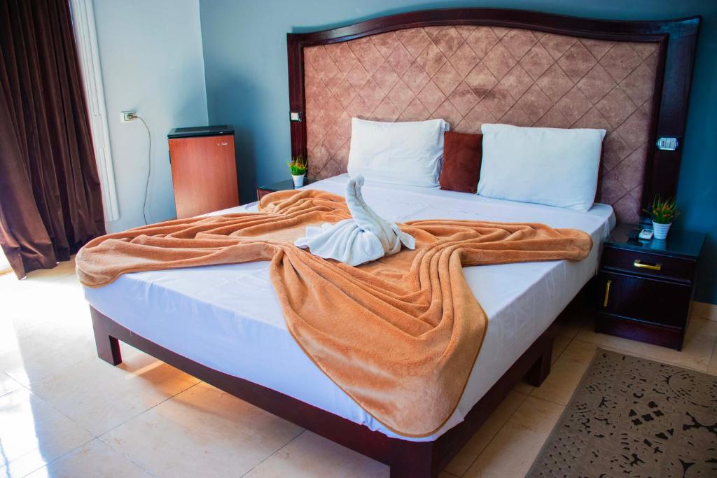 Postel nebo postele na pokoji v ubytování Cairo Paradise Hotel