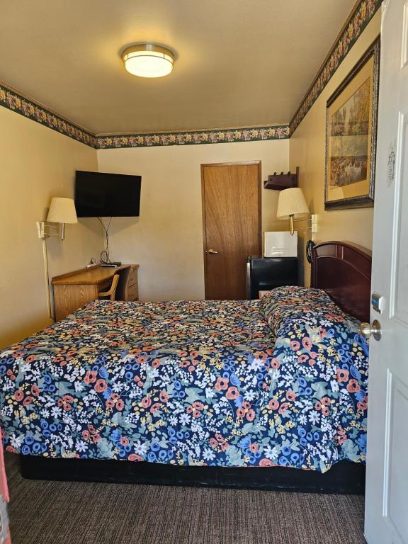 Postel nebo postele na pokoji v ubytování Cle Elum Travelers Inn