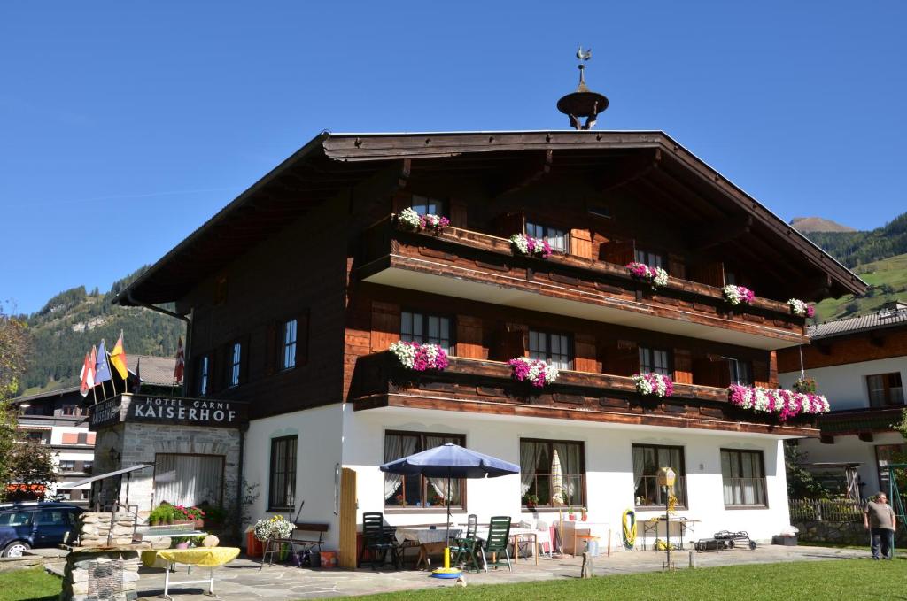 Nespecifikovaný výhled na hory nebo výhled na hory při pohledu z hotelu
