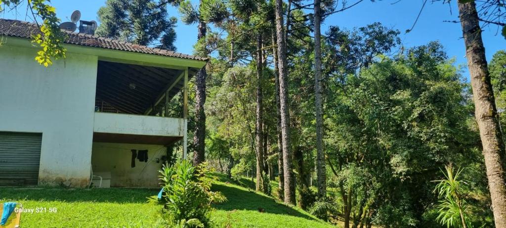 Zahrada ubytování Memora Guesthouse Bateias - Casa Inteira e quartos em chácara
