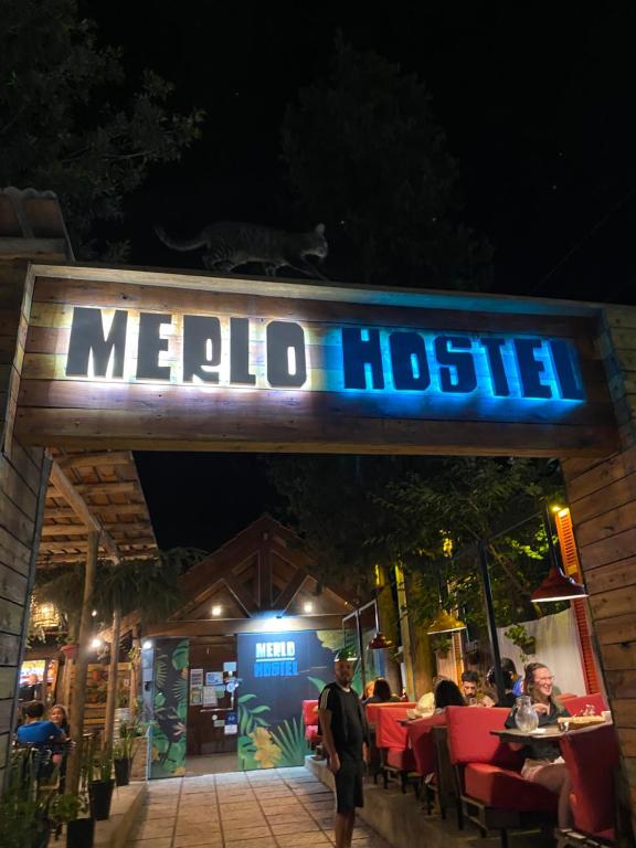 een bord voor een medisch restaurant 's nachts bij Merlo Hostel in Merlo