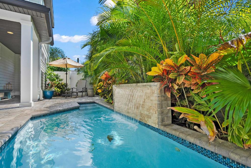 Πισίνα στο ή κοντά στο Paradise Unlocked Plunge Pool BBQ Walk Downtown