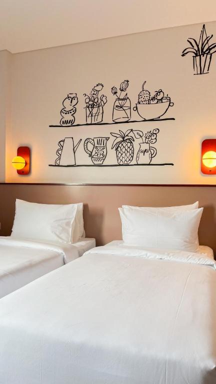 Postel nebo postele na pokoji v ubytování Kotta GO Hotel Tegal