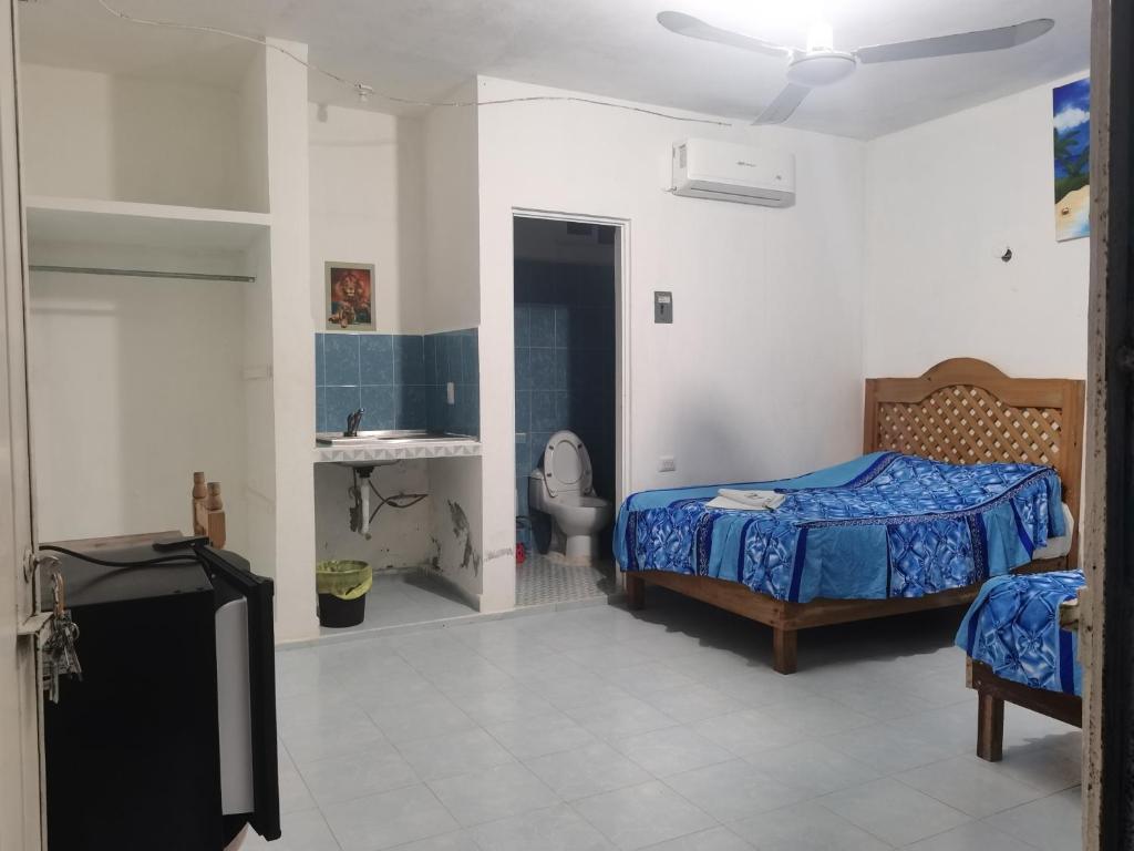 Postel nebo postele na pokoji v ubytování Blue Hotel