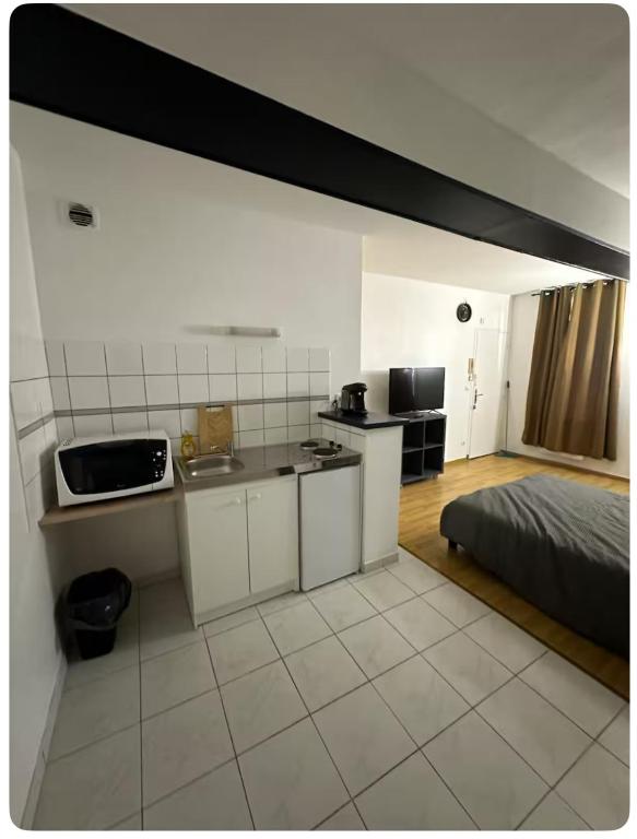 Cette chambre dispose d'une cuisine et d'un lit. dans l'établissement Studio76, à Rouen