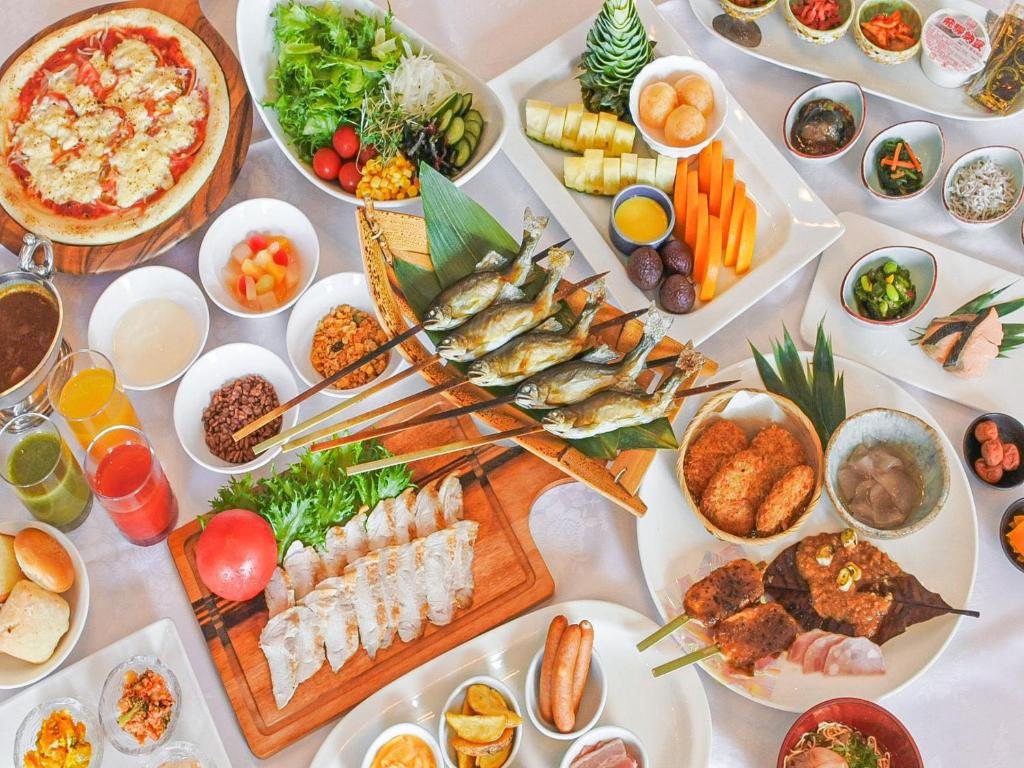 un tavolo con molti piatti di cibo sopra di Hotel Resol Gifu a Gifu