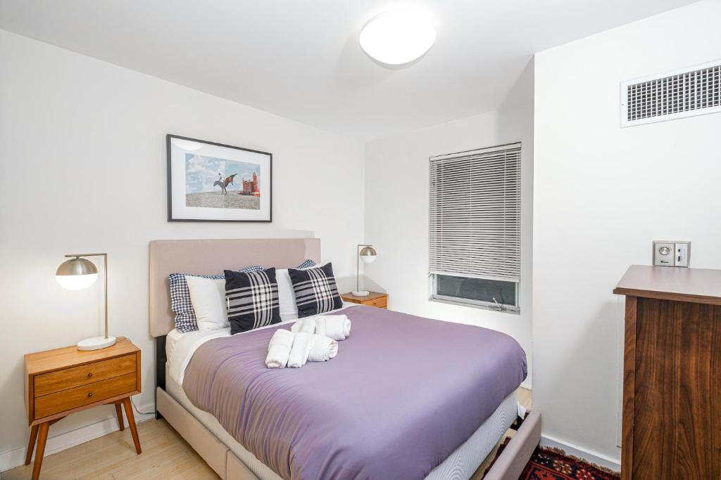 Postelja oz. postelje v sobi nastanitve Furnished Apartment in Downtown