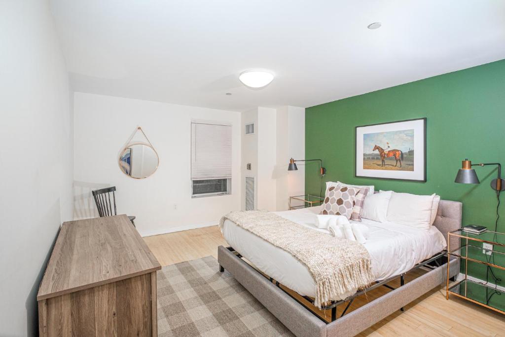 Postelja oz. postelje v sobi nastanitve Furnished Apartment in Downtown
