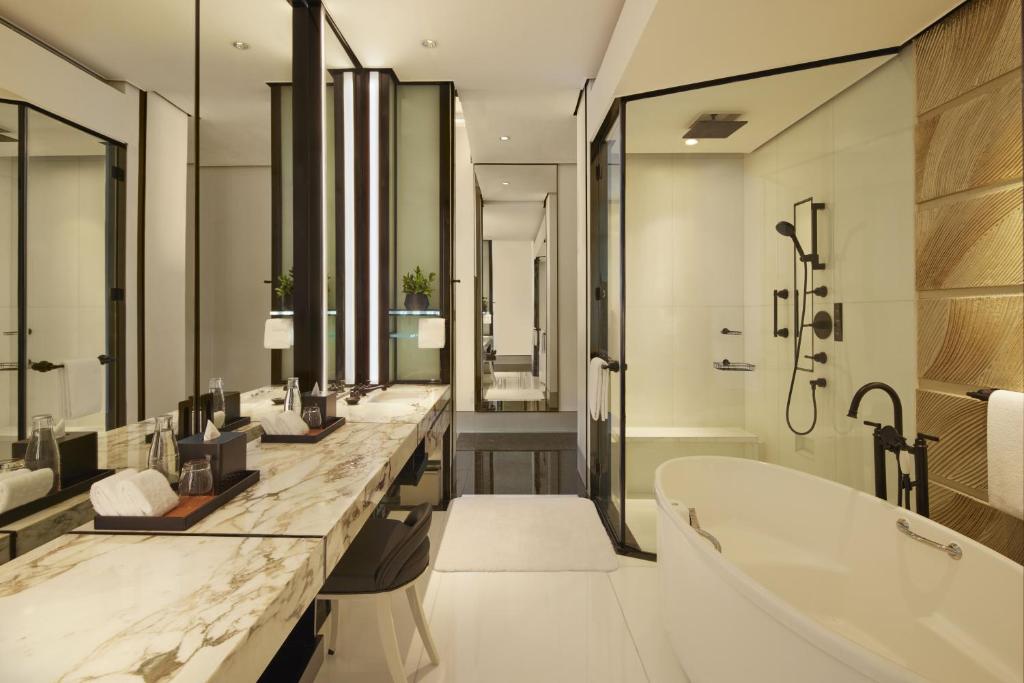 Bilik mandi di Keraton At The Plaza, In The Unbound Collection By Hyatt