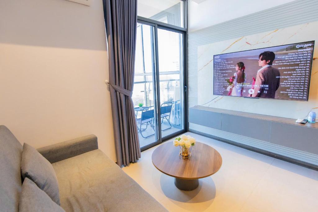 TV a/nebo společenská místnost v ubytování CSJ Seaside - Căn Hộ Cạnh Biển