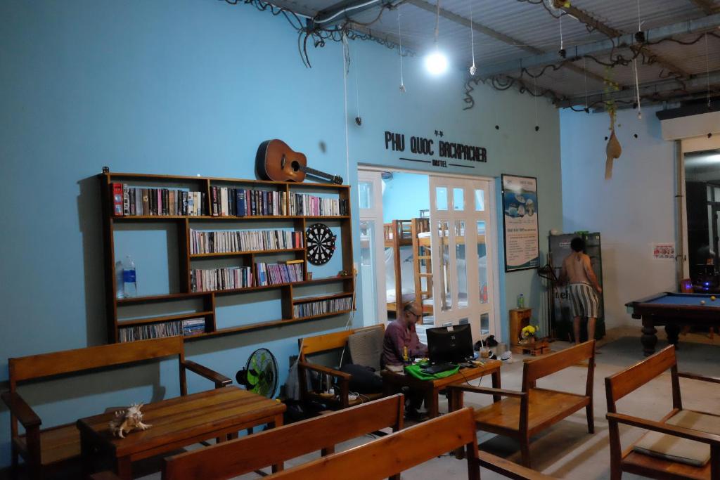 Posezení v ubytování PHU QUOC BACKPACKER