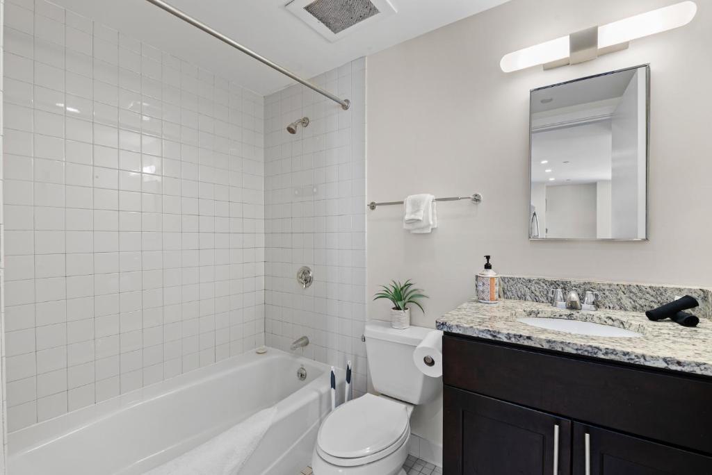 Kopalnica v nastanitvi Furnished Apartment in Downtown