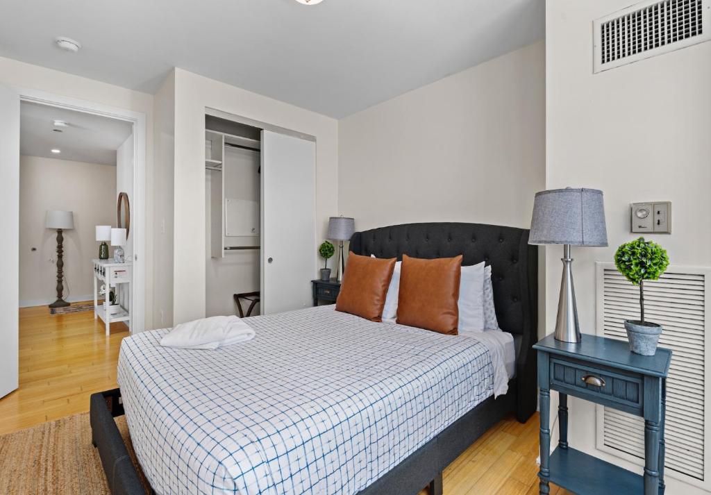 Postelja oz. postelje v sobi nastanitve Furnished Apartment in Downtown