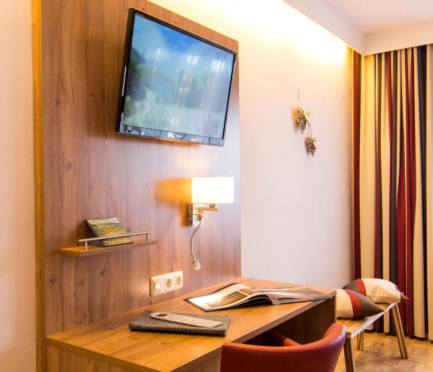 TV a/nebo společenská místnost v ubytování Genusshotel "Zum Wendl"