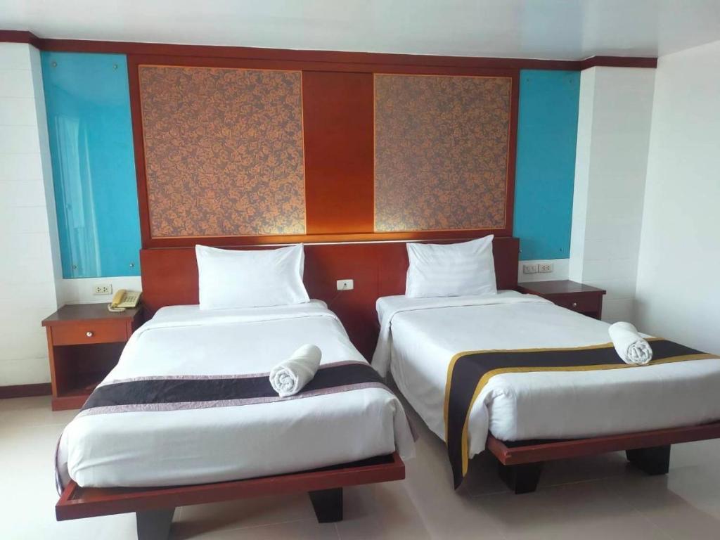 Postel nebo postele na pokoji v ubytování Convenient Grand Plus Hotel Suvarnabhumi