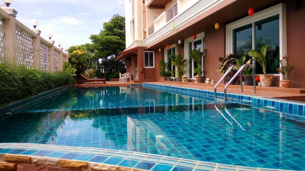 Bazén v ubytování Convenient Grand Plus Hotel Suvarnabhumi nebo v jeho okolí