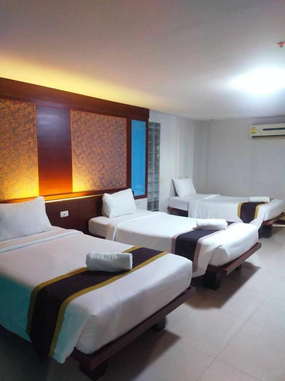 Postel nebo postele na pokoji v ubytování Convenient Grand Plus Hotel Suvarnabhumi