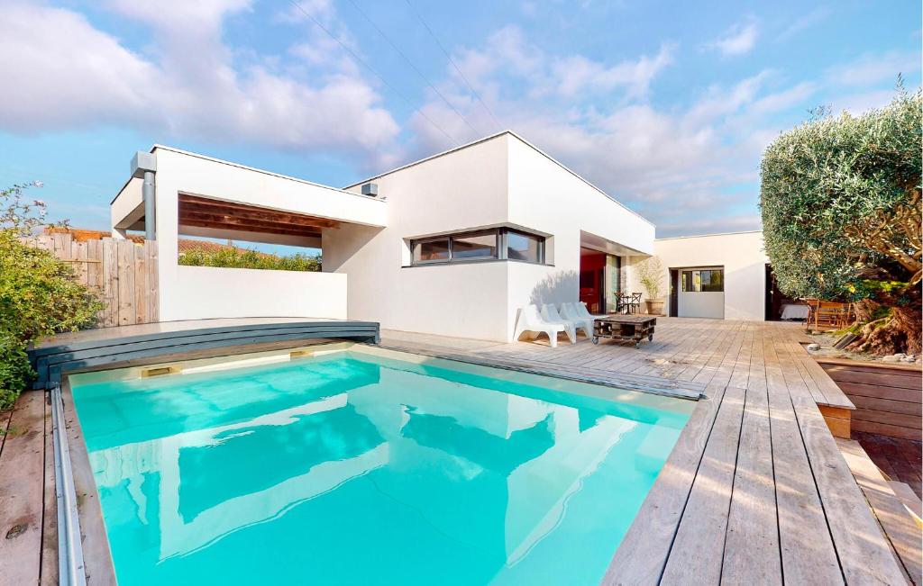 une villa avec piscine devant une maison dans l'établissement Awesome Home In Médis, à Médis