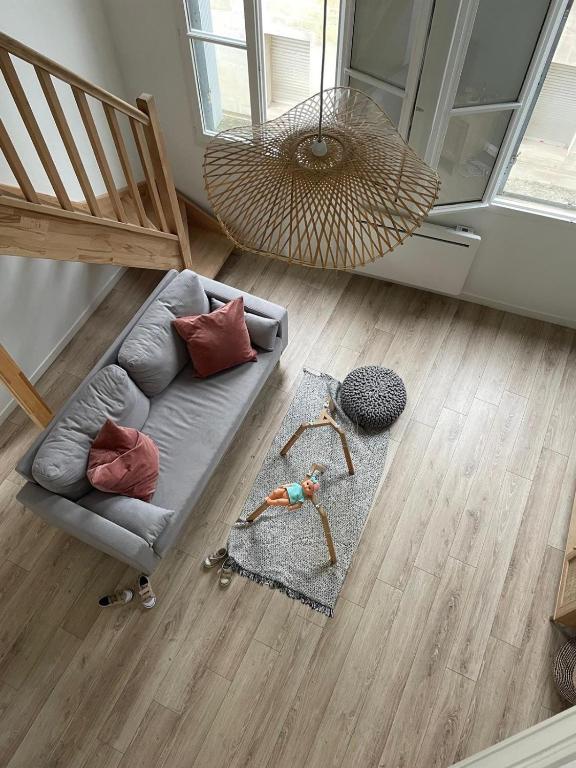 an overhead view of a living room with a couch at Appart 2 Chambres au coeur de Libourne in Libourne