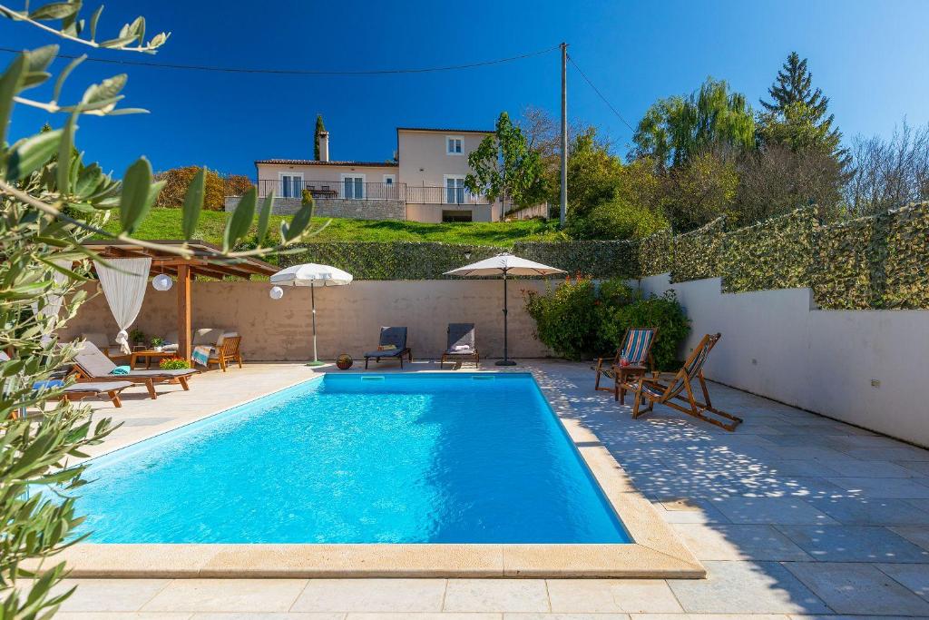 una piscina en el patio trasero de una casa en Traumhafte Finca mit Tischtennis, Spielplatz, Basketballplatz, Privatpool, Outdoor-Kueche, en Pazin