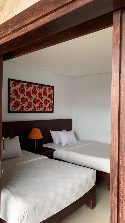 Postel nebo postele na pokoji v ubytování Nirmala Hotel Jimbaran