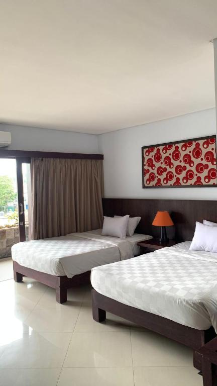 Postel nebo postele na pokoji v ubytování Nirmala Hotel Jimbaran