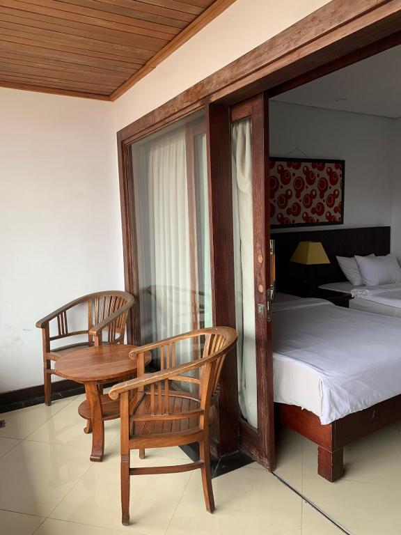 Postel nebo postele na pokoji v ubytování Nirmala Hotel Jimbaran